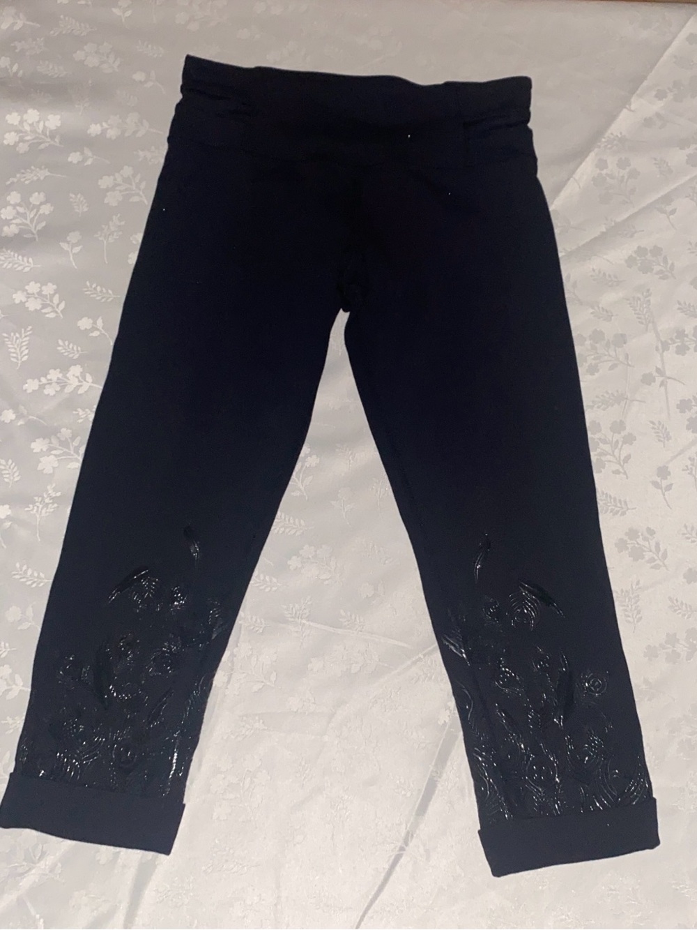 Lululemon Acro Cropped Leggings w/ Silicone Peacock Feathers Sz 6 Black